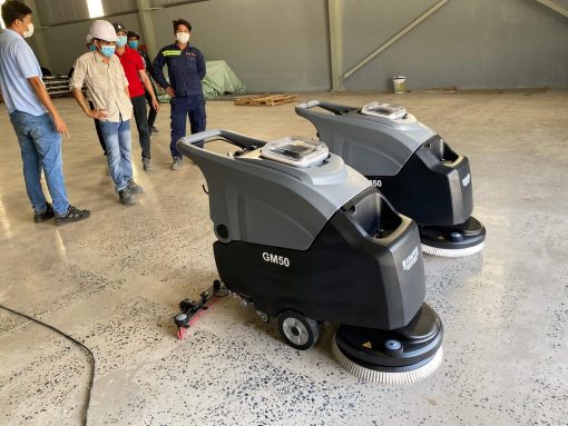 Máy chà sàn liên hợp kraffer GM50B được sử dụng cho những không gian lớn như nhà xưởng, bệnh viện, trung tâm thương mại,...